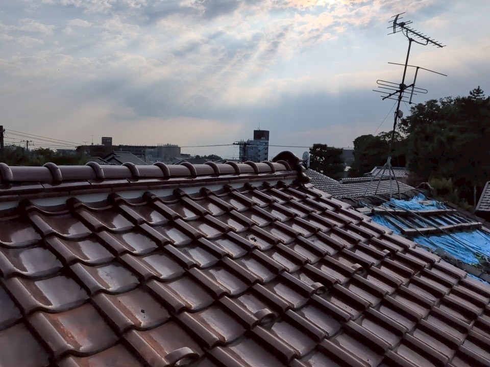 経年劣化で瓦のズレなどは瓦屋根のお家すべてにあり得ることです。定期点検を行いつつ安心な屋根にすることが大切です。