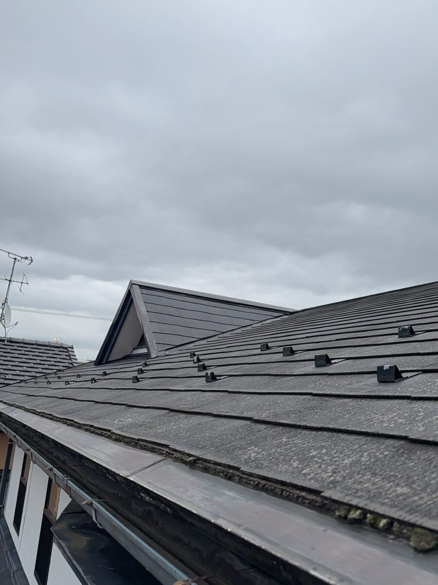 長く安心して暮らせる住まいの石付き板金屋根