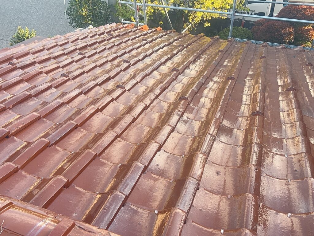 瓦にも劣化が見られます。