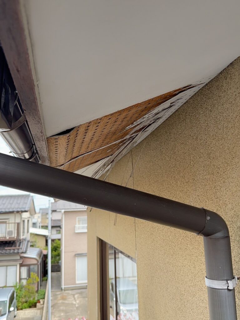 軒先の剥がれ。