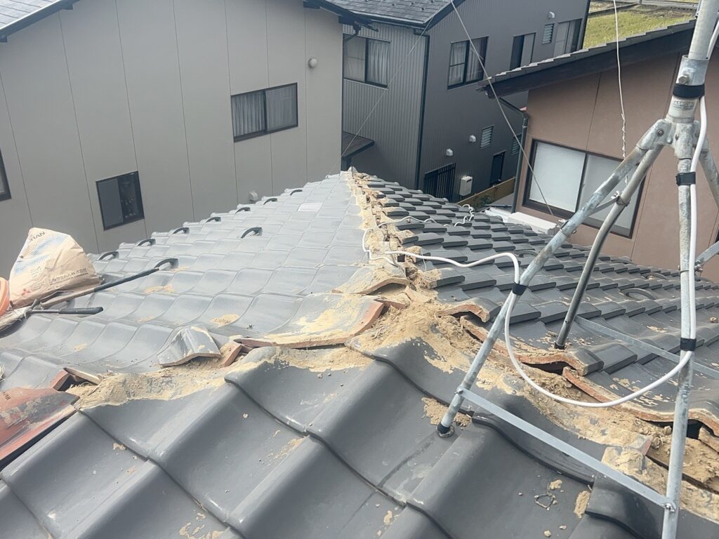 瓦のヒビなどもあるため、棟から外していきます。