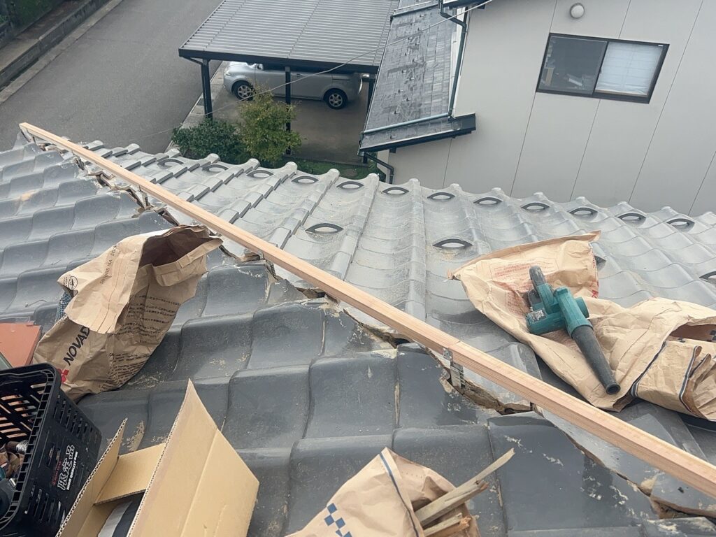 芯木はシンプル工法において棟を固定するために重要な役割をします。