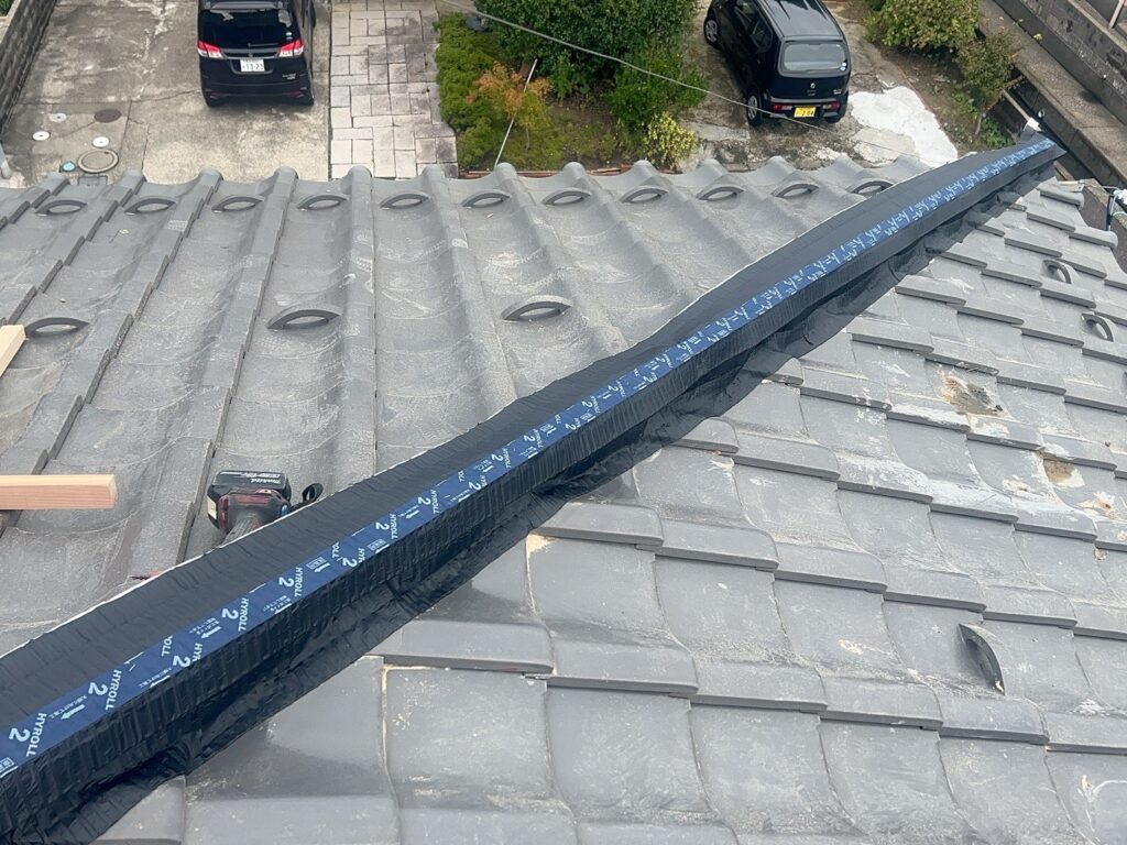 隙間などから雨が入らないように防水加工を行っていきます。