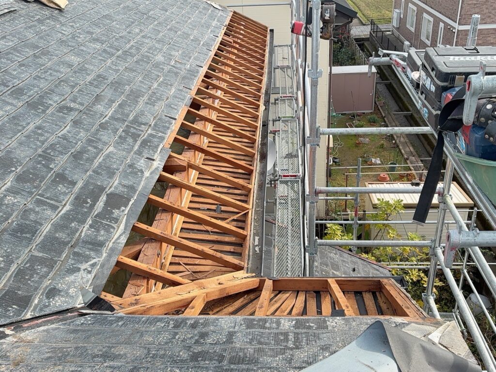 軒先屋根が劣化しているため、修繕します。