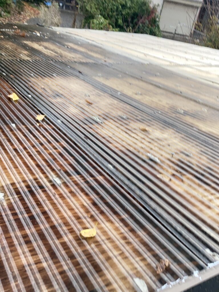 ポリカ屋根を解体し、新しい板金屋根になります。