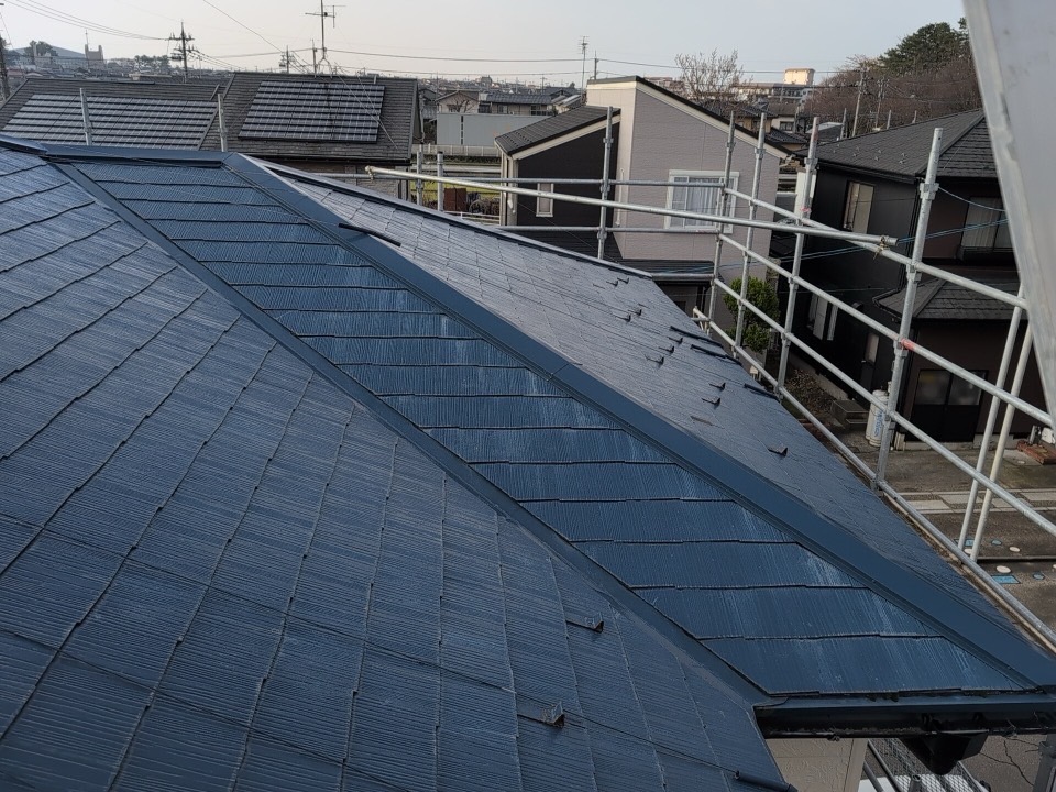 軽くて丈夫、雨にも強い石付き板金