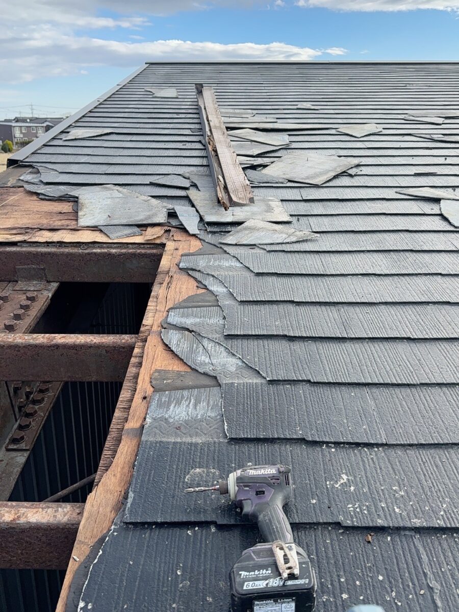 天井が捲れてしまった為屋根工事を実施