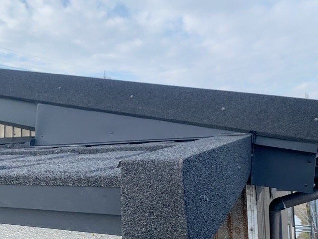 細部にも気を使って作業します。