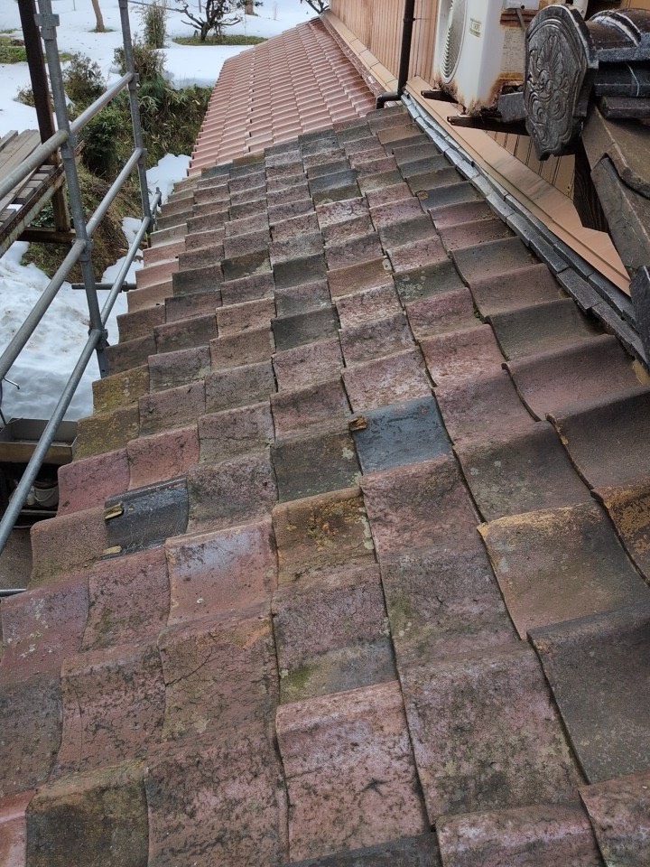 見えない下地から、しっかり直す瓦葺き替え。