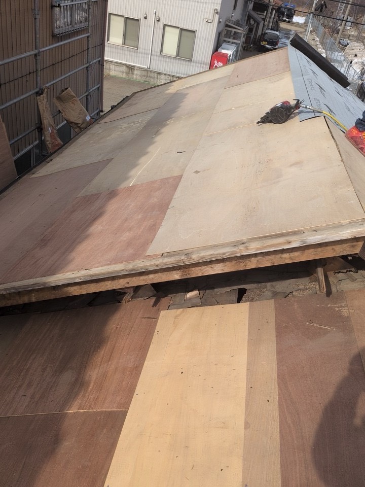 ベニヤを張って下地補修していきます。