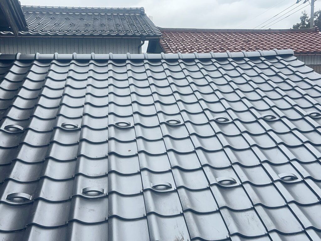 一つ一つ丁寧に瓦葺きしました。