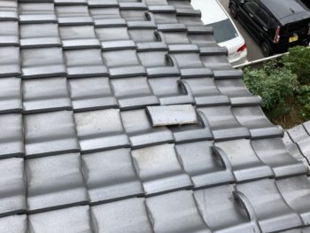 一部の瓦は固定力が弱まり、今にも落下しそうな状態でした。

歩行者や隣接住宅への被害につながる可能性もあるため、早急な修理が必要な状態でした。

幸い人的被害が発生する前にご相談いただけため、安全に補修工事を行うことができました。