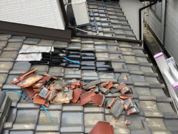 瓦の割れが広範囲に発生し防水性能が低下し雨漏りしていました。
このまま放置すると、下地のみならず内部構造の腐食にもつながる状態でした。