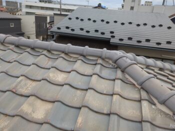 棟瓦を一から積み直し、防水性・耐久性が大幅に向上しました。