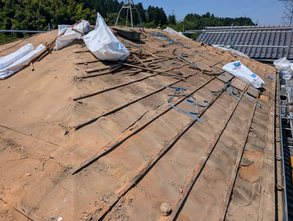 劣化瓦を全面更新し、将来的な雨漏りを未然に防ぐように屋根全体を防水・保護します。

未施工の場合、瓦の割れやズレにより雨漏りが発生しやすくなります。