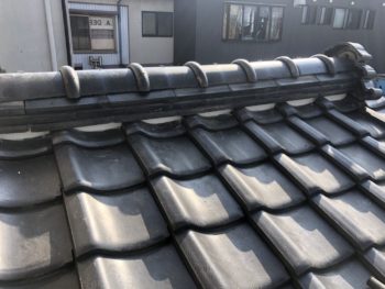 棟瓦全体を積み直したことで、屋根本来の美しいラインが復元されました。

耐震性・耐久性・防水性が向上し、強風や積雪にも安心して備えられる屋根へ生まれ変わりました。