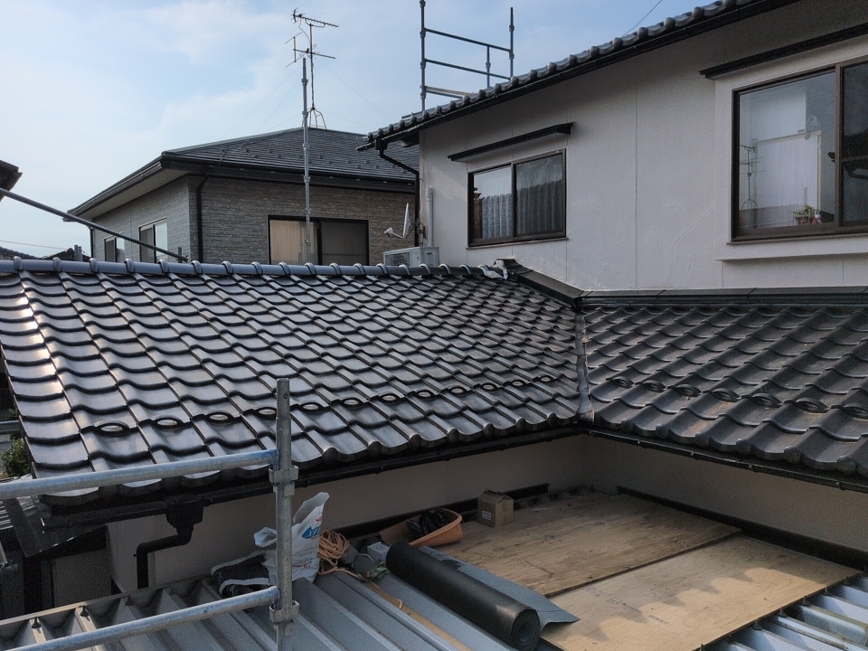 この工程は、雨水を効率よく排水・風雨から屋根（特に防水シート）を守るためです。