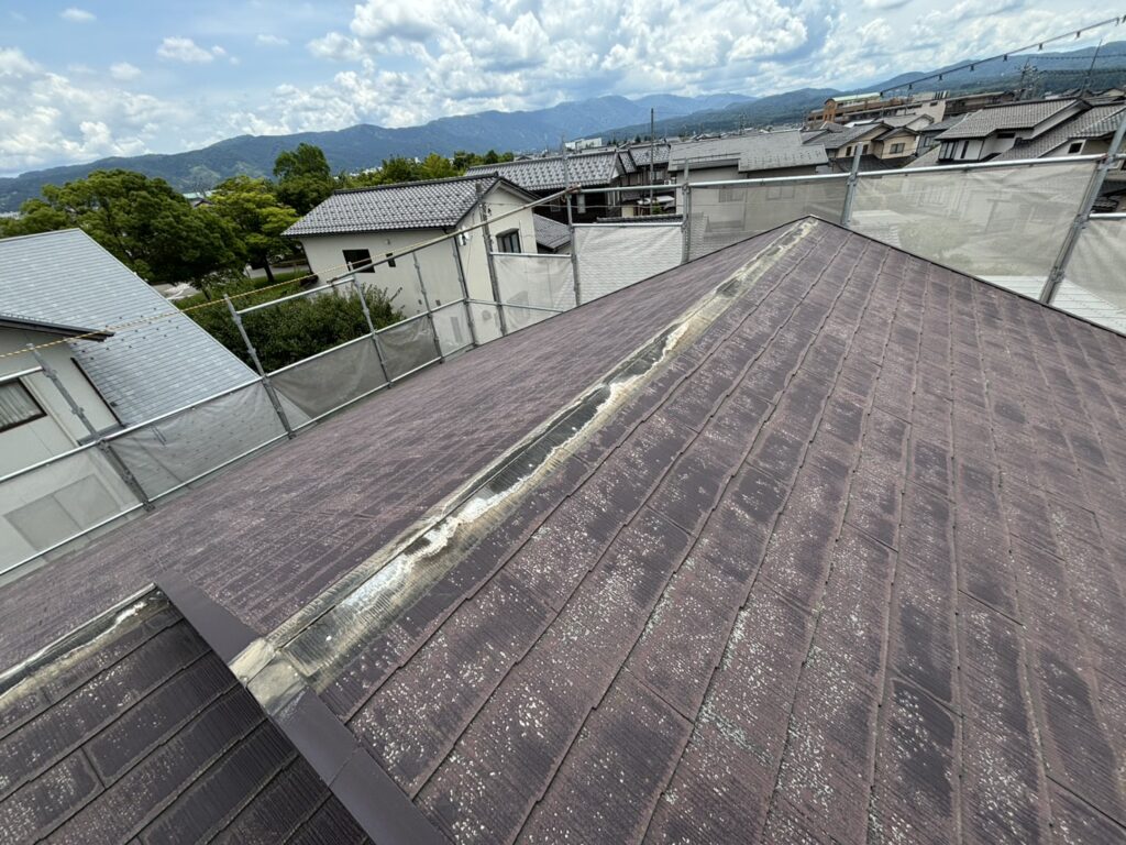 屋根にはカビやコケの繁殖も確認されました。

カビ・コケは見た目を損なうだけではなく、屋根表面の状態が悪化しているサインの一つです。

そのまま放置すると屋根の劣化がさらに進み、防水性能の低下につながる可能性があります。

屋根表面だけをきれいにするのではなく、屋根そのものを新しい防水層と仕上げ材で覆い、今後の劣化を抑える対策が必要でした。