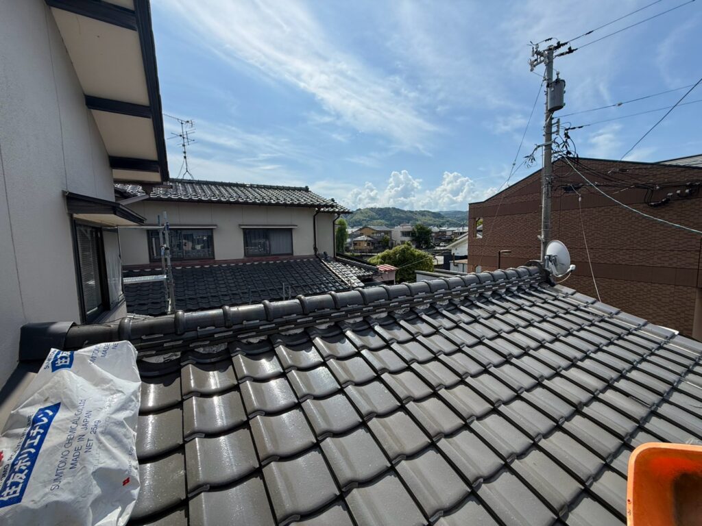 施工前は棟瓦全体にずれが確認されました。

漆喰が経年劣化し、のし瓦がずれたことで、その影響が棟瓦にも波及した状態です。

棟が不安定なままでは、雨や風、積雪などによってさらにずれが進む可能性があります。

そのため、棟全体を確認した上で、内部から安定させる施工が必要でした。