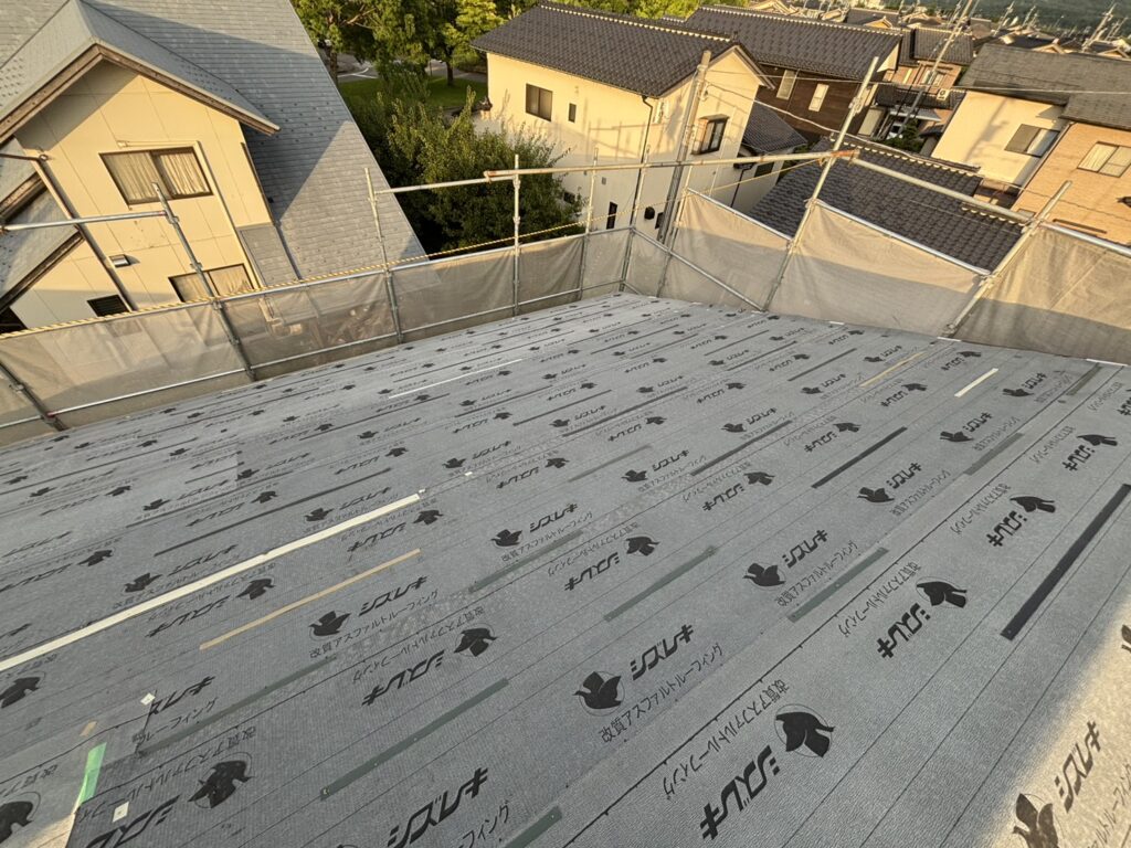 未施工の場合、屋根材だけを新しくしても、防水層が劣化したままでは屋根全体の防水性能を十分に高められません。
雨水が屋根内部へ入り込むリスクを抑えるためにも、防水層の施工が重要です。