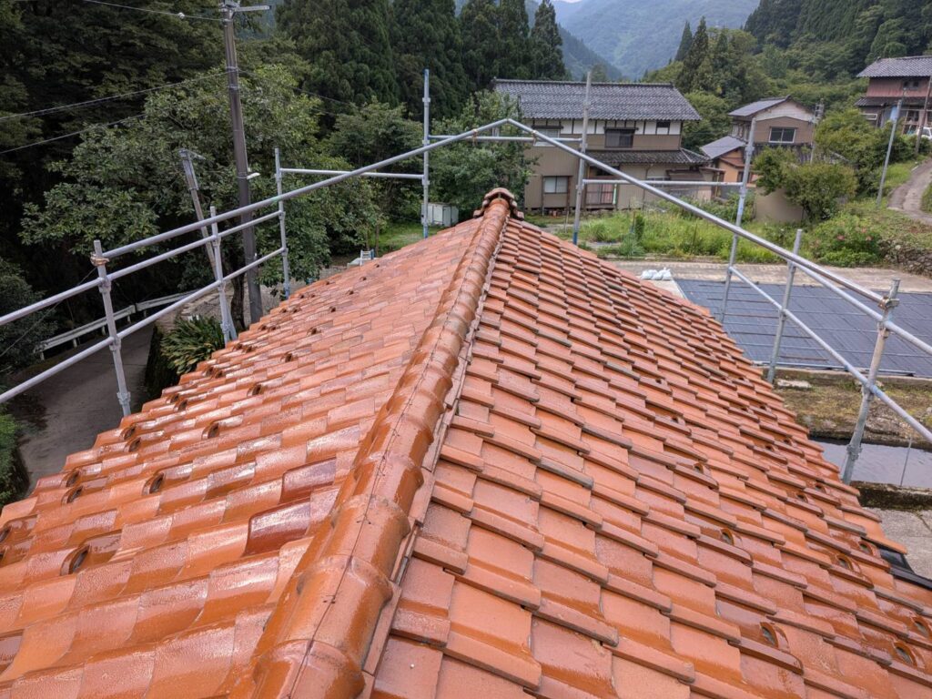 積雪や凍結・融解の繰り返しにより、棟瓦やのし瓦がズレており、雨水侵入のリスクが高い状態でした。

棟の凍結、再施工ではなく、屋根全体を見直し、構造から改善する必要があります。