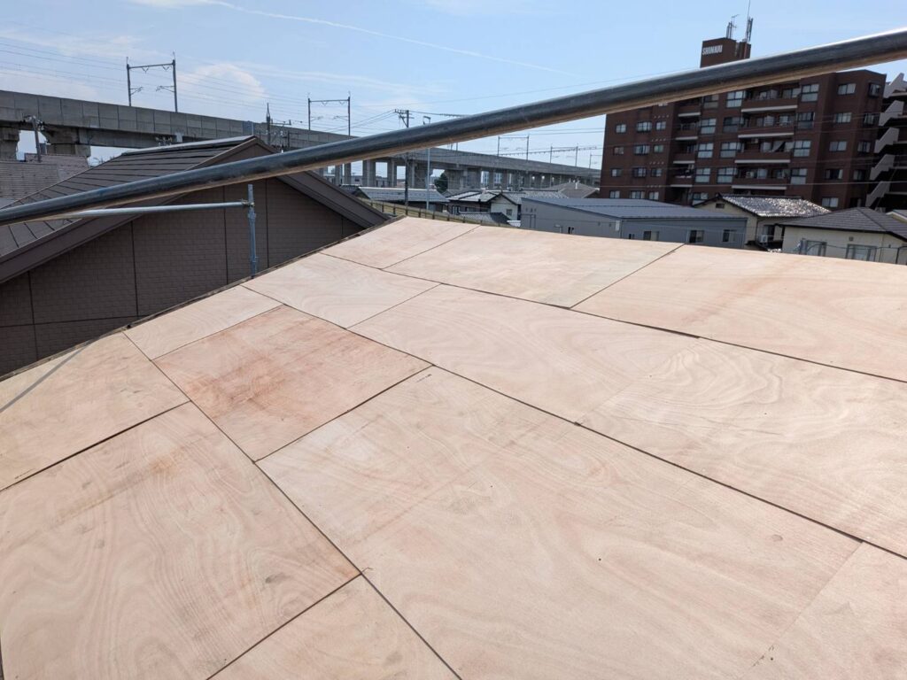 屋根全体の強度を高めるため、新たに下地を補強しました。

未施工の場合、屋根のたわみや破損が進行し、耐久性が低下します。