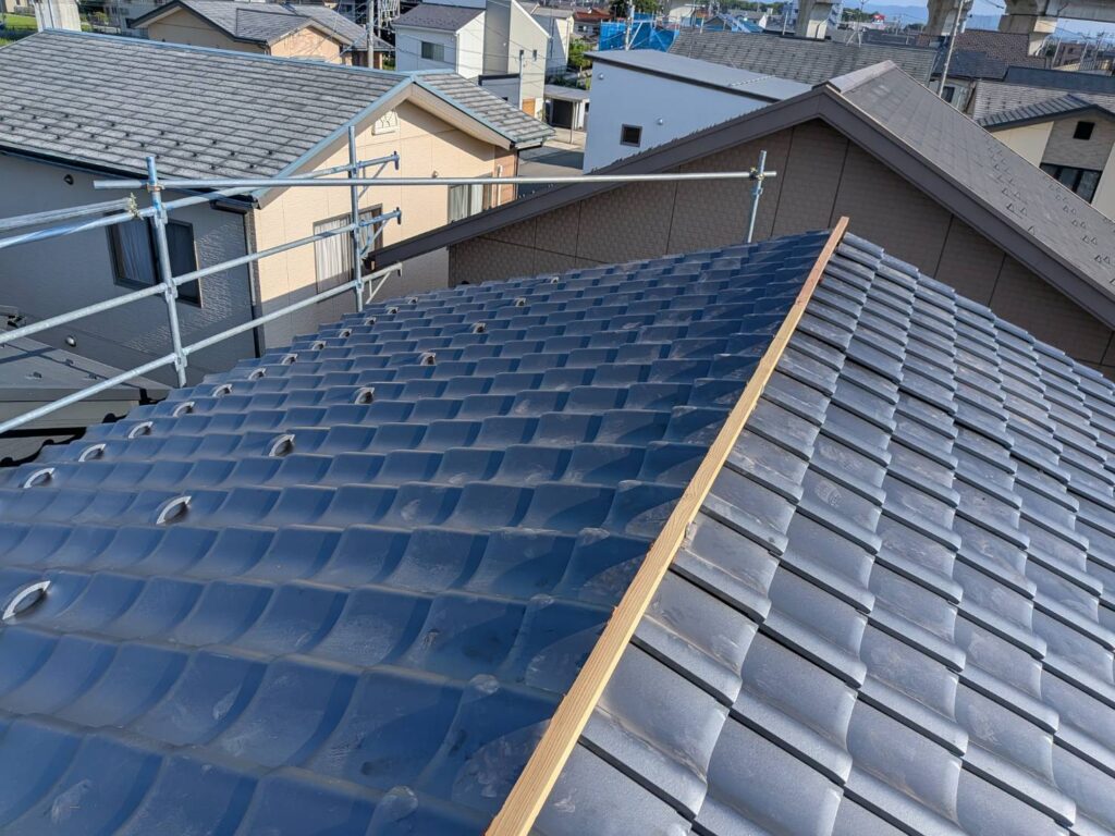 新しい瓦を設置し、棟の基礎を構築しました。

未施工の場合、棟瓦の崩れや落下リスクが高まります。