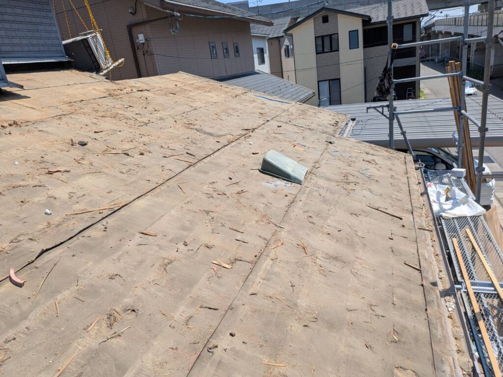 下屋の劣化瓦を撤去し、下地補修を可能にしました。

未施工の場合、劣化部分が残り、再発リスクが高まります。