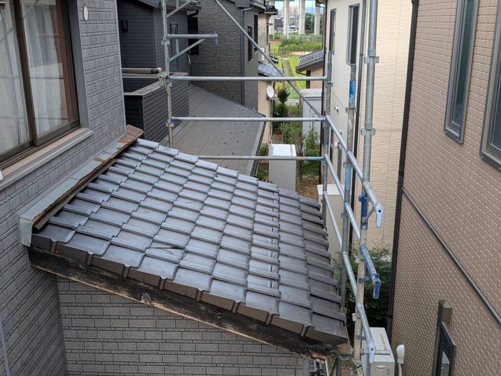 屋根全体の仕上げとして瓦を施工しました。

未施工の場合、屋根としての機能が成立しません。