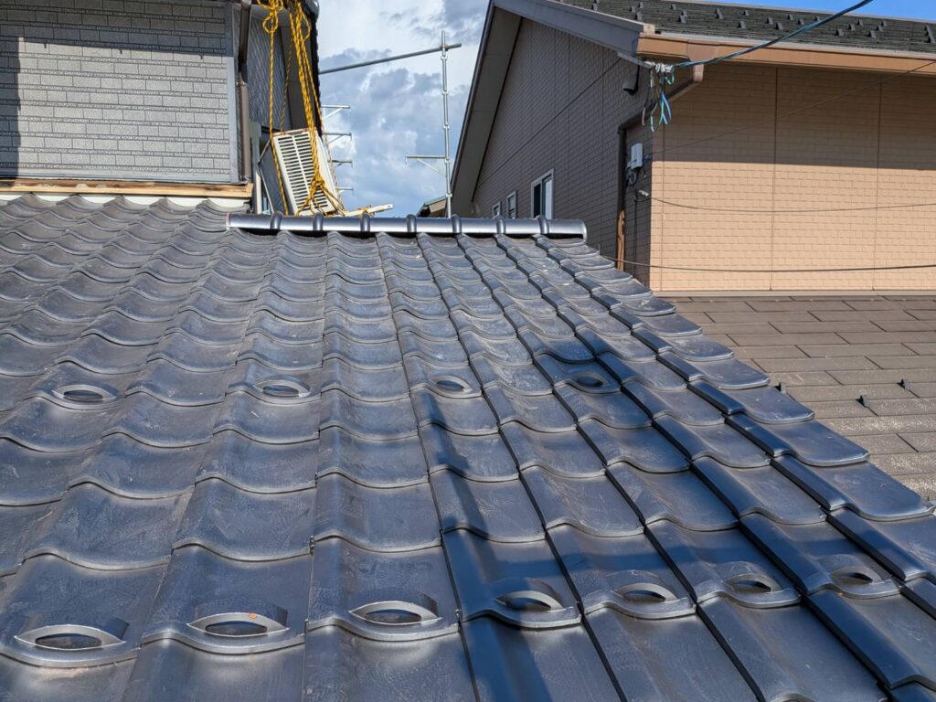 棟を安定させ、耐久性と美観を向上させました。

未施工の場合、棟の崩れや雨水侵入の原因となります。