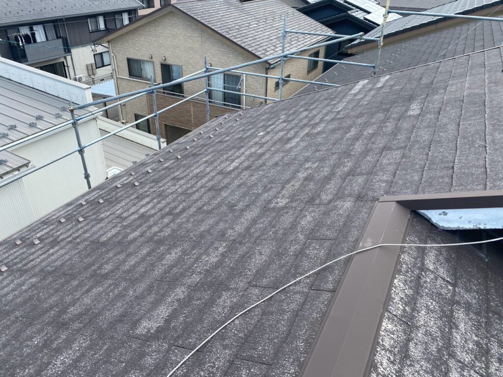 既存スレートには経年劣化によるひび割れが確認されました。寒暖差や凍結・融解によって劣化が進む可能性もあります。

ひび割れた部分だけでなく、屋根全体の状態を確認することが重要です。今回は屋根全体を防水層とTルーフでカバーしました。