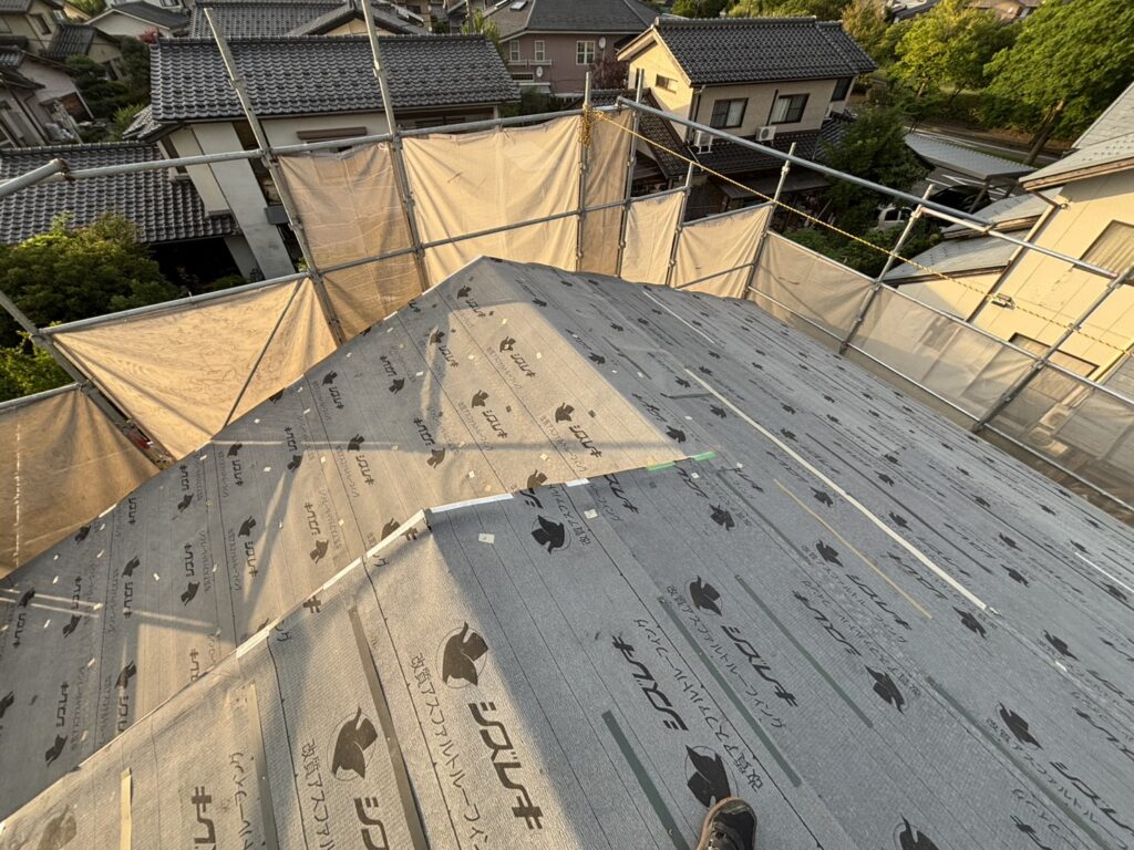 既存屋根の上に改質ゴムアスファルトルーフィングを施工し、新たな防水層を形成しました。

屋根材だけでなく、その下にある防水層まで見直すことで、雨水の侵入を防ぐ役割を強化しています。