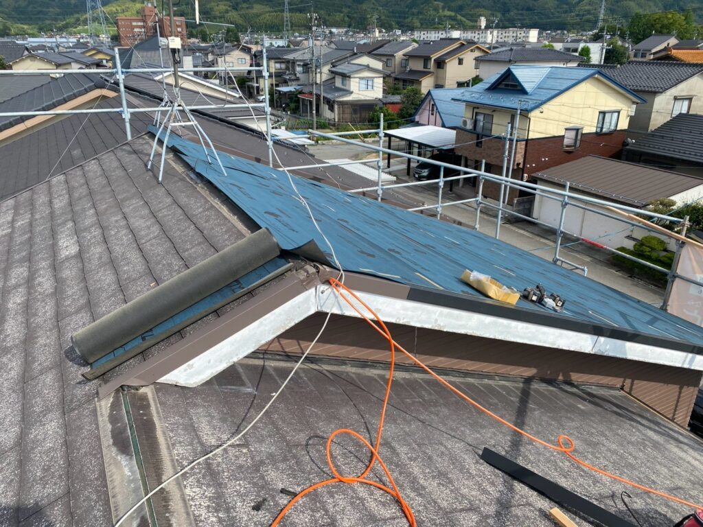既存スレートの上に改質ゴムアスファルトルーフィングを施工し、新たな防水層を設けました。