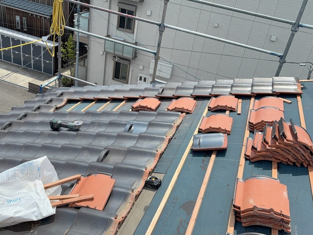 未施工の場合、ずれた瓦をそのまま使用し続けることになり、瓦の納まりや屋根の美観に影響します。