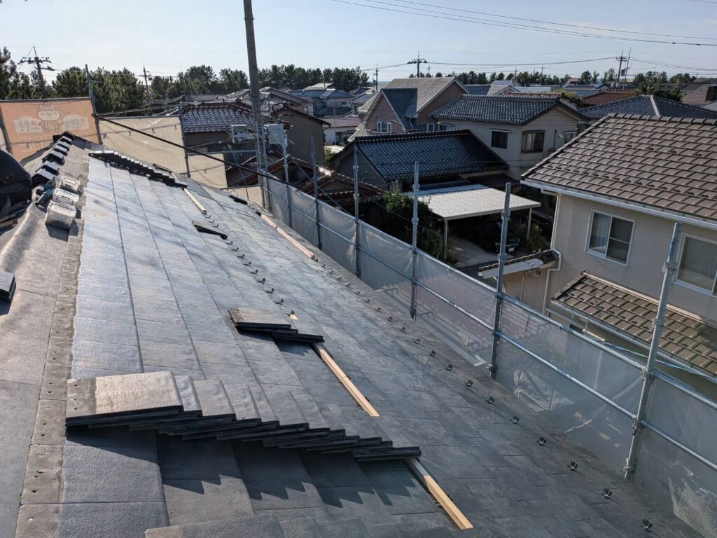 新しく整えた下地・防水層・瓦桟木の上に平瓦を施工しました。