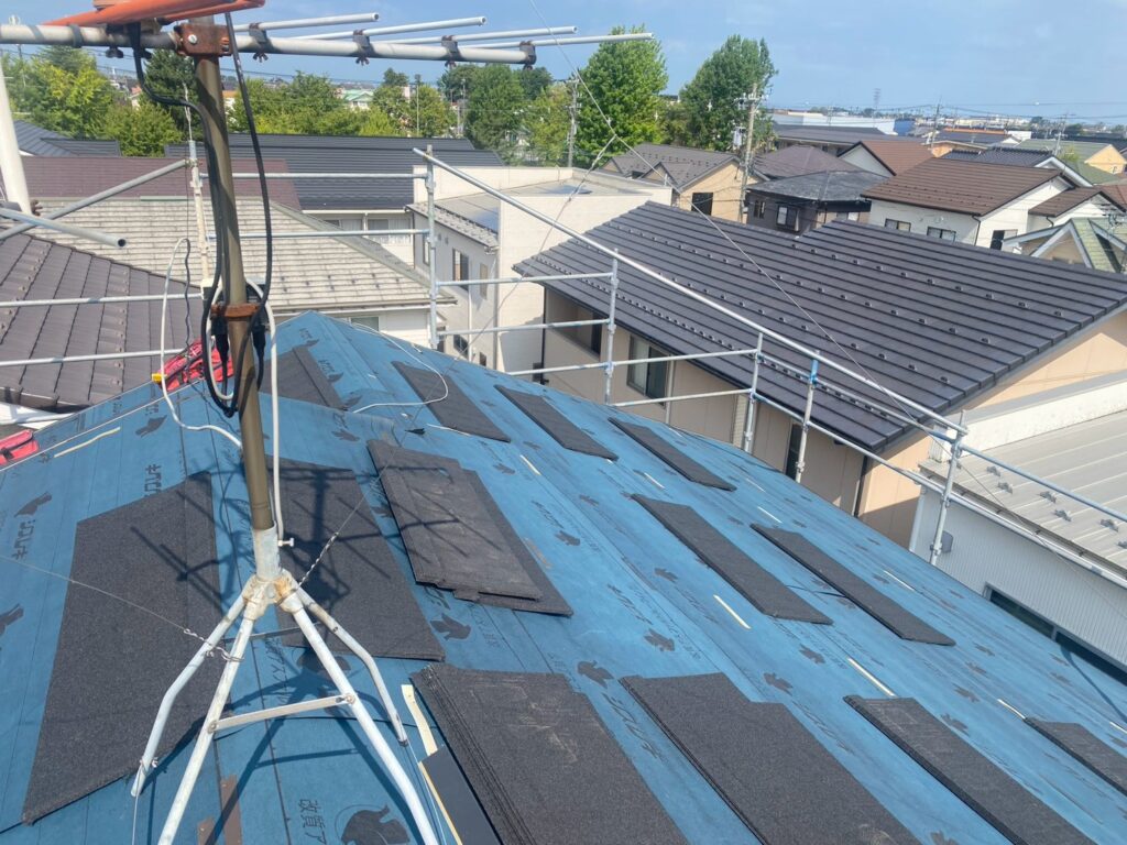 防水層の施工後、Tルーフを屋根全体に葺きました。既存スレートを活かしながら新しい屋根材で覆い、耐久性を高めます。