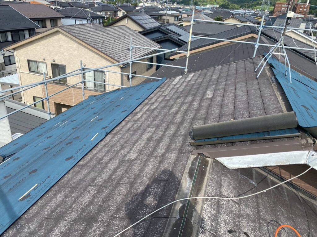 未施工の場合、屋根材だけを新しくしても、防水層が十分でなければ屋根全体の防水性を高められません。