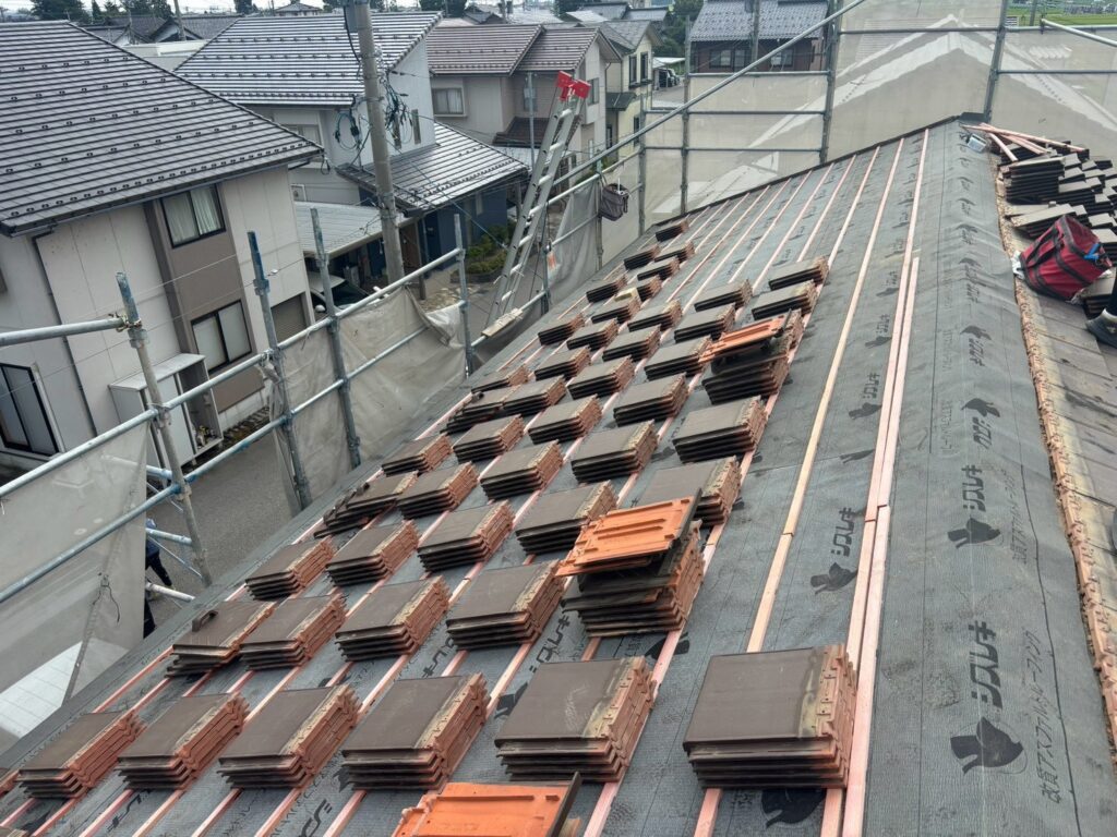 瓦を固定するための下地形成として瓦桟木を取付けます。

未施工の場合、瓦のズレ・飛散のリスクが大きくなります。