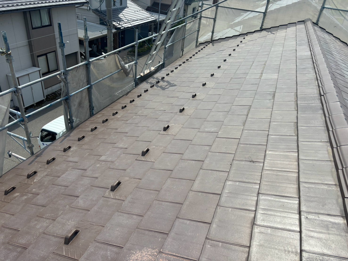 既存瓦を活かしながら、内部から整え雨雪に強い屋根へ再生する締め直し工事