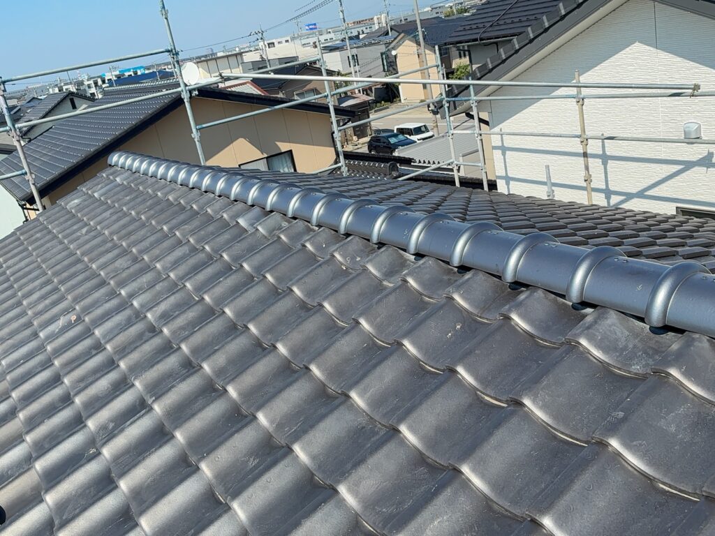 未施工の場合、棟瓦のずれを残したままとなり、屋根全体のラインや納まりを改善できません。