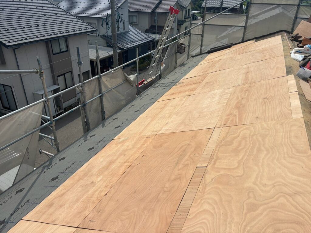 屋根の強度を確保し安定した下地を形成するため新しい構造用合板を張ります。

未施工の場合、屋根全体の強度が不足します。