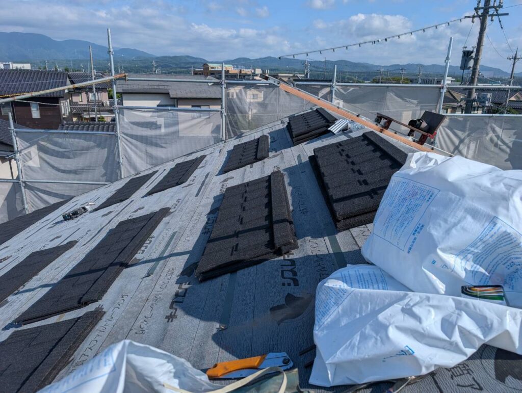 また、既存屋根を撤去せずに活かすカバー工法のため、屋根材の撤去や廃材処分にかかる負担を抑えながら、屋根の美観と耐久性を高められる点も今回の施工のポイントです。

北陸では、日常的な雨や湿気に加えて、冬の積雪や凍結、台風などの強風によって屋根に負担がかかります。大屋根全体をTルーフで覆うことで、こうした外部環境から既存屋根を保護し、長く安心して暮らせる屋根へと整えました。