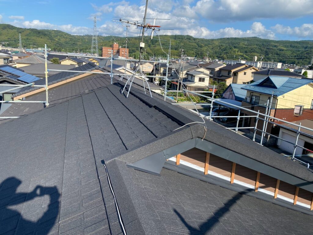 最後に棟部分にもTルーフを施工し、屋根本体から棟まで一体的に仕上げました。