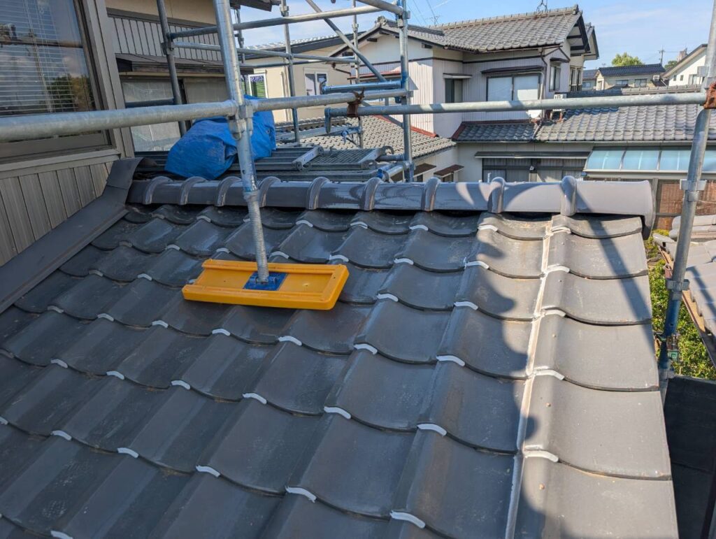 見た目を整えるだけではなく、棟の内部から施工して安定性を高めたことが今回の工事のポイントです。

雨や雪の影響を受ける金沢市の住宅だからこそ、棟部を適切な状態に維持することが、屋根を長く守るためにも重要です。