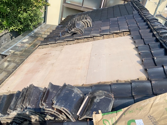 必要な箇所に構造用合板を施工しました。

屋根材を安定させるには、その下の下地が適切な状態であることも重要です。

下地を整えることで、次の防水施工へ進められる状態にしました。
