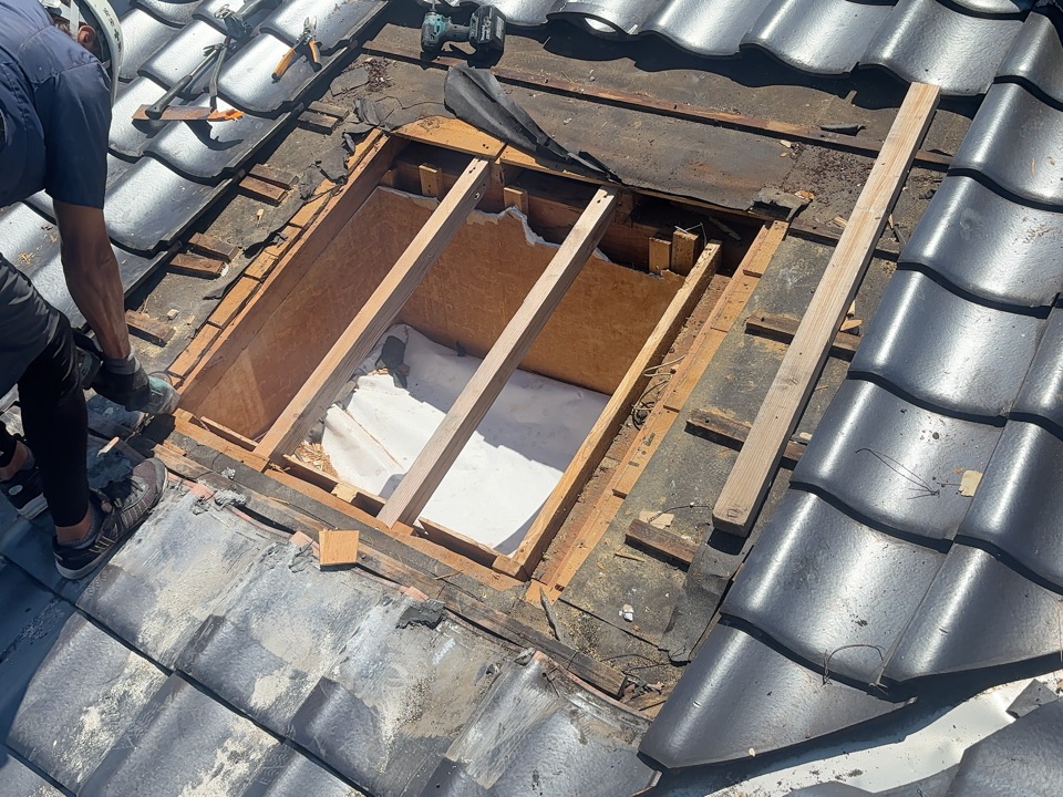 雨漏りの直接原因を完全に取り除くためトップライト撤去します。

未施工の場合、補修しても再発し続け、被害が口題します。