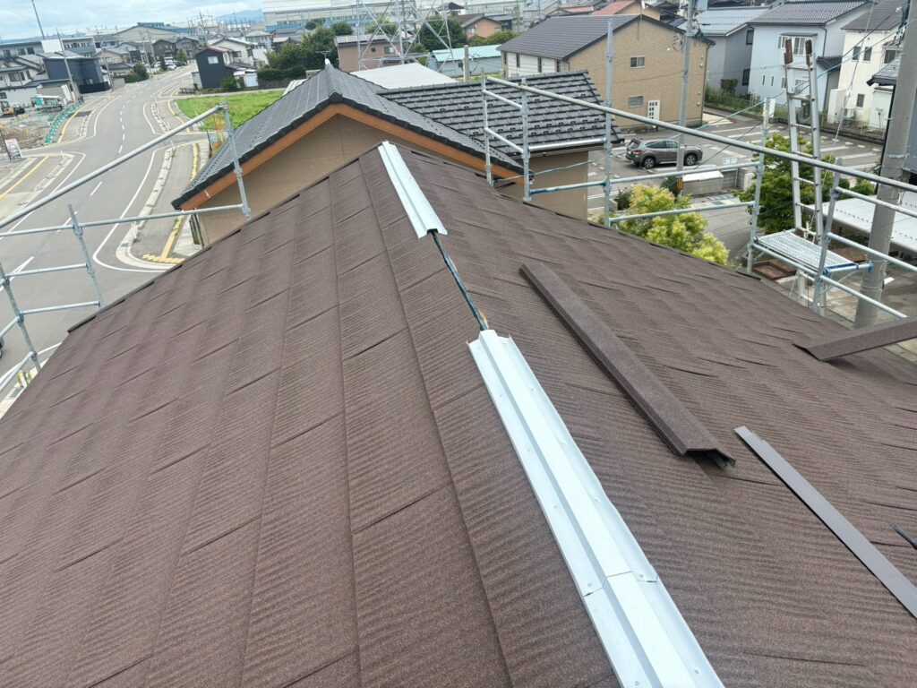 屋根の頂部からの雨水侵入を防ぎ、仕上げの防水性を確保します。

未施工の場合
棟部分からの雨漏りリスクが高まり、施工全体の効果が低下します。