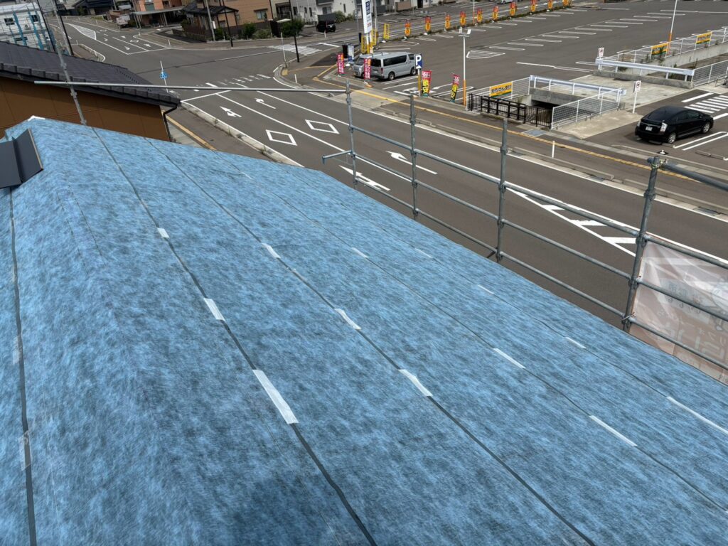 屋根全体の防水性能を強化し、雨水の侵入を防ぐための最重要工程です。

未施工の場合、下地に直接水が入り込み、雨漏りや構造体腐食の原因になります。