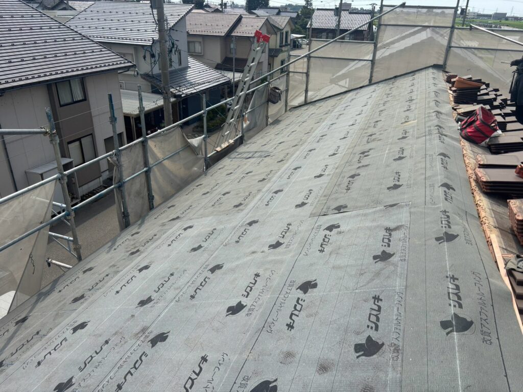 防水層を形成し雨水侵入を防止するため、改質アスファルトルーフィングを張ります。

未施工の場合、雨漏りの原因になります。