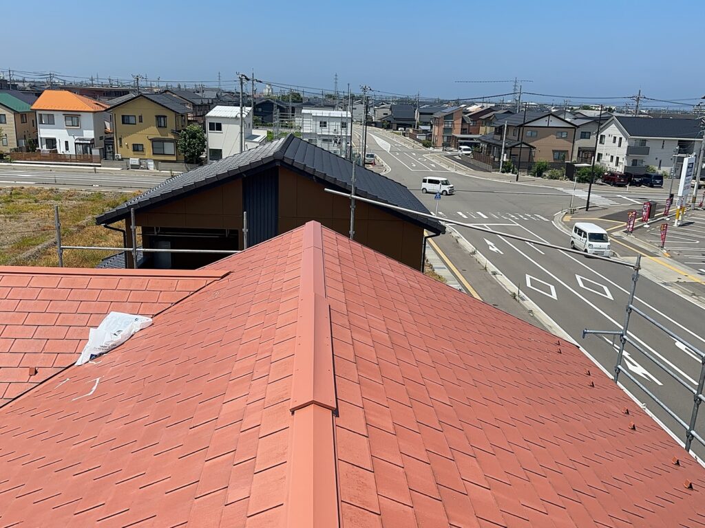 紫外線や雨風の影響により塗膜が劣化し、防水性が低下してます。
つまり屋根全体が水分を吸水しやすい状態になっていました。

防水層の直しと屋根表面の保護を行い、基盤から耐久性を回復する必要があります。